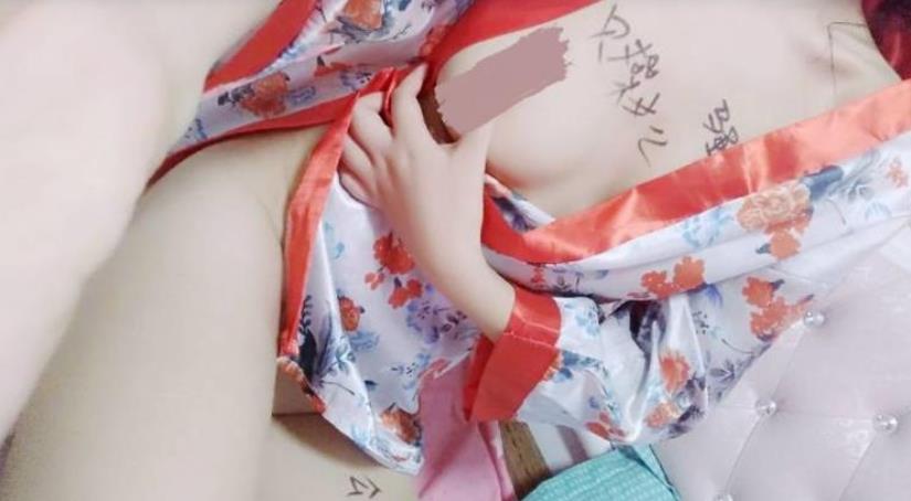 (雪糕酱)一字肩喷水黑料14g视频