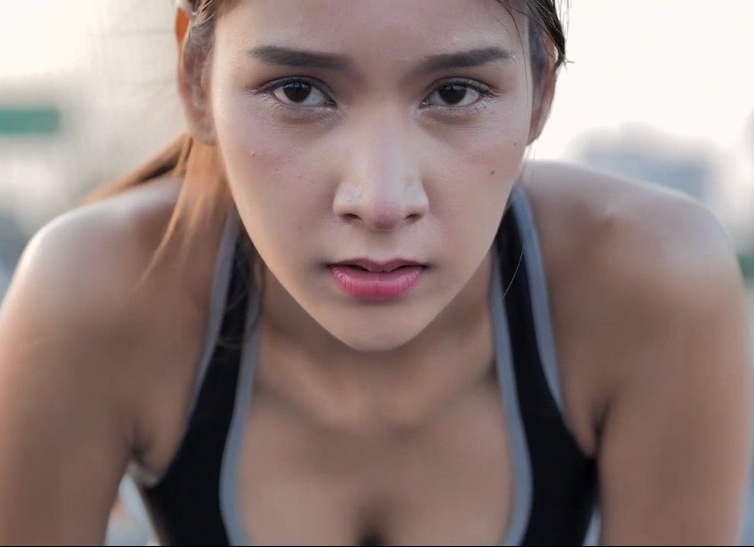 打胶爱好者尾随美少女真实扫楼打胶+