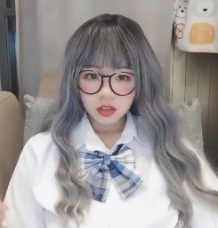 清纯卡哇伊的18岁妹子梦莉，可爱又性感的奶糖，独自享受的肉庄