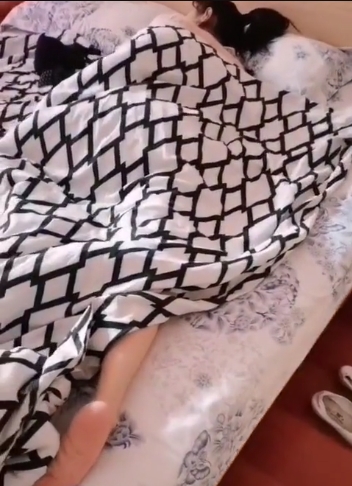 转载搬运：转载搬运恋母小胖子下药迷玩生母探索出生时神秘裂缝的121MB度盘1V+121M百度秒传