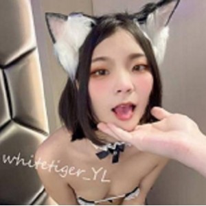 小浪女在推特上露脸，展现出精选反差的光“阴”风格