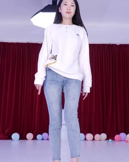 阿珞健身教练的完美身材果体舞蹈教程