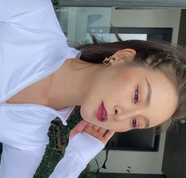 紧身瑜伽裤，胖臀，长腿的美女在视频中展示，2V画质，文件大小为4.53G，可通过百度云下载。