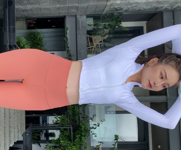 紧身瑜伽裤，胖臀，长腿的美女在视频中展示，2V画质，文件大小为4.53G，可通过百度云下载。