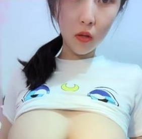 气质奶妈直播：鲜嫩多汁的奶量秀