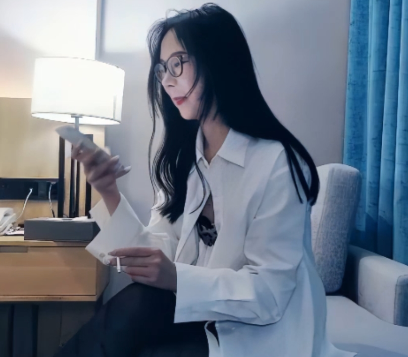 高清无水印七天眼镜妹视频合集3V，总大小19.3G百度盘下载