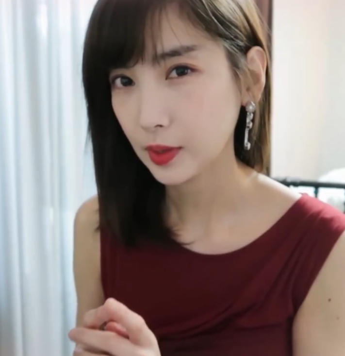 Leezy钢琴鉴赏：素菜邀请韩国女钢琴演奏家合作，有趣内衣火爆表演