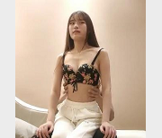 00后苗条学生妹超清设备拍摄，颜值身材双重诱惑