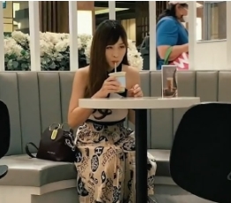 泰国探花阿坤路边搭讪精选美女喝咖啡