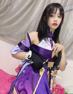 虎牙超级人气主播的颜值清纯可爱，表现出童颜和反差婊的特点，推出了一系列有尺度的罗莉合集。