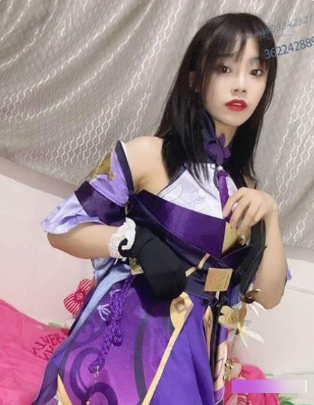 虎牙超级人气主播的颜值清纯可爱，表现出童颜和反差婊的特点，推出了一系列有尺度的罗莉合集。