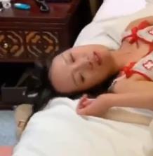 大学生美眉三人游自拍视频曝光，身材火辣漂亮，与豪哥朋友露脸C她，持续诱惑不断