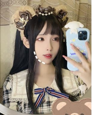 英梨梨：二次元少女车衣道具秀，时长3分40秒，110张图集，颜值身材双担当