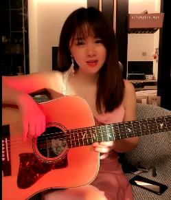 网红音乐才女鲍鲍：自拍吉他视频，心酸与高兴并存