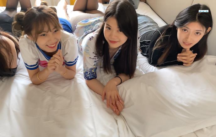 优质身材年轻女模约拍视频，9分钟美腿展示，女主调皮脚脚压互动，全L曝光