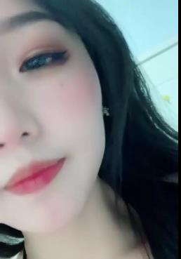 9分颜值校园女神自拍视频曝光，露全脸车灯鲍鲍身材S型，身份成谜引网友热议