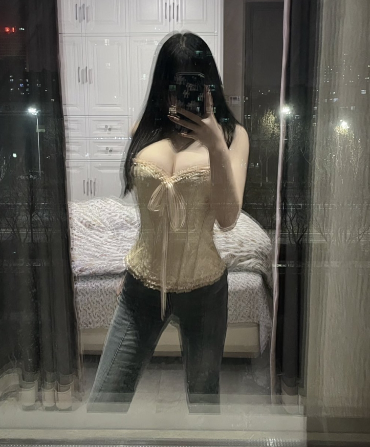 小鲅鱼定制：5.8g视频作品收藏量达506，网红福利姬引爆网络热议