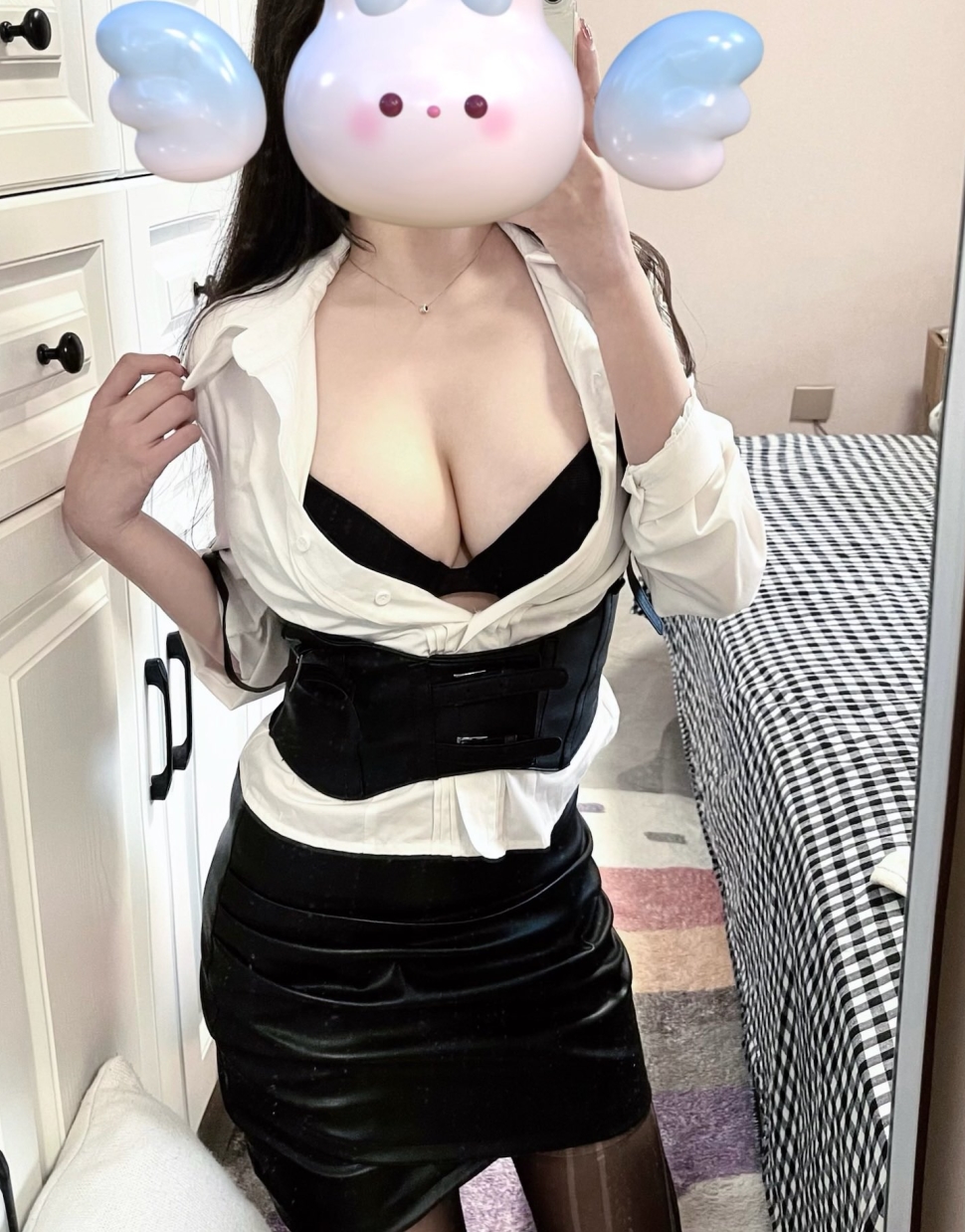 小鲅鱼定制：5.8g视频作品收藏量达506，网红福利姬引爆网络热议