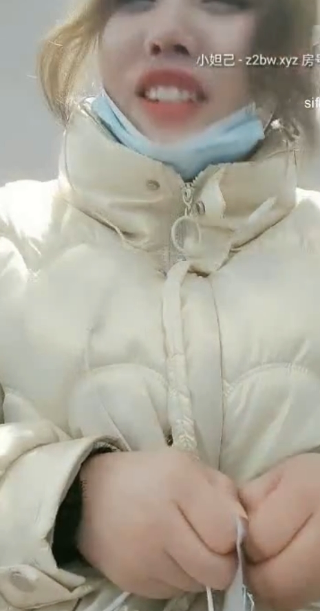 优质美女与大黑牛户外互动，水花滴到哪，超清推荐视频2.40GB