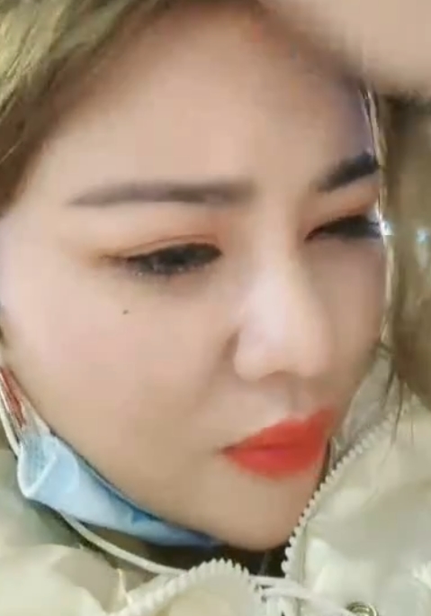 优质美女与大黑牛户外互动，水花滴到哪，超清推荐视频2.40GB