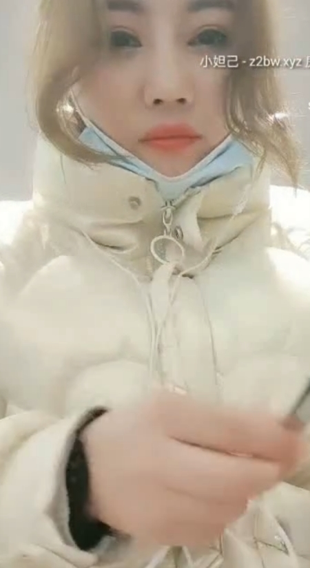 优质美女与大黑牛户外互动，水花滴到哪，超清推荐视频2.40GB