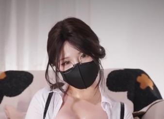 台北男主nana自拍修下水道视频1V-711M，42分钟糖心联名作品，车灯照亮专业技能