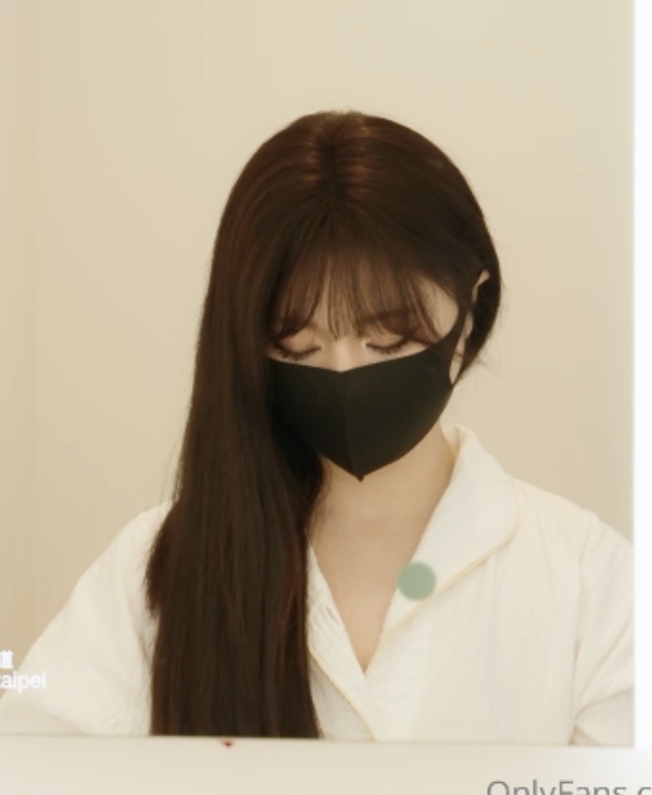 Onlyfans女神娜娜nana超大合集：78V+344G，中文对白，悄悄话，更新日志