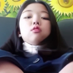 妹子圣女水果，酒瓶放飞自我，免费视频分享