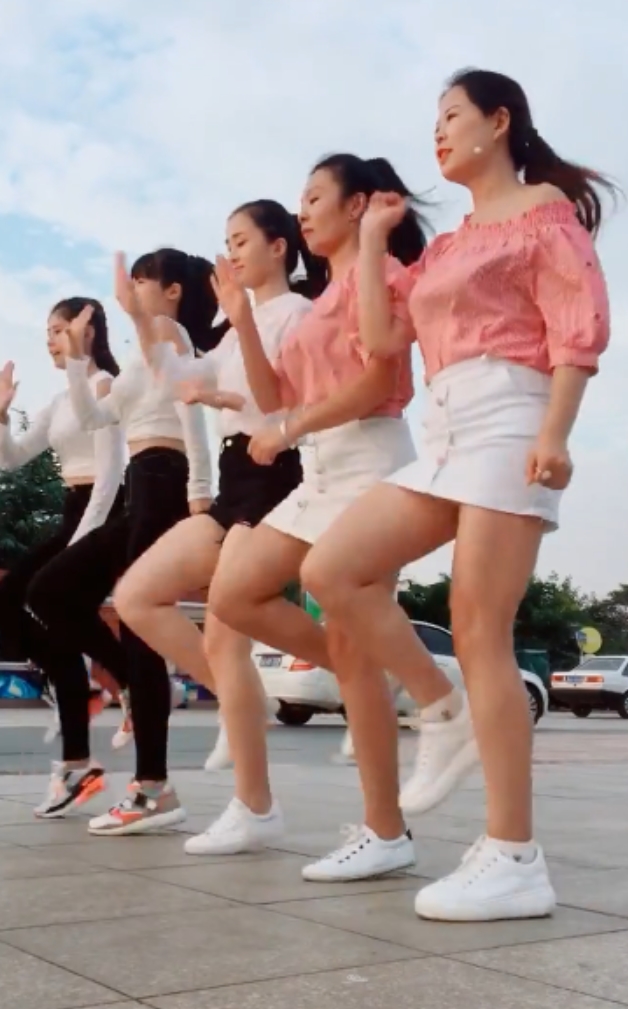 精选快手小丽热舞大罩杯奶大，努力展现性感魅力[5.14G/642V/百度盘]