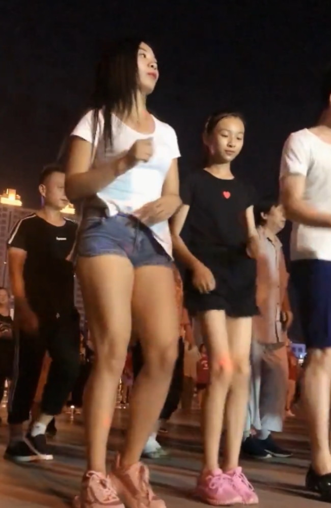 精选快手小丽热舞大罩杯奶大，努力展现性感魅力[5.14G/642V/百度盘]