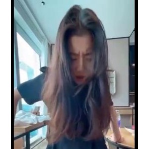 张津瑜自拍视频资源，8个视频总800M，洗手间作品最流传，已嫁老师不再有新资源