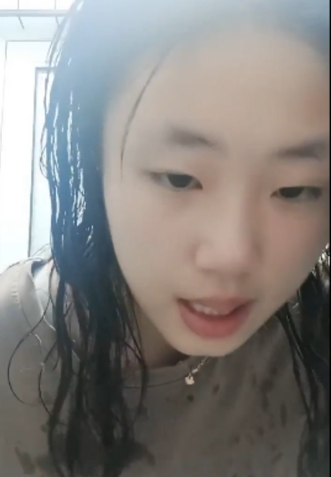 高价全方位展示！精选妹子学妹穿洋裙的女孩直播视频，23分钟时长，清晰画质，带声音！