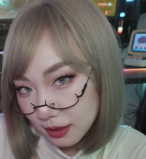 网络热门英语老师芝芝露脚秀丝袜，视频三部曝光！