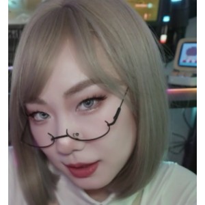 网络热门英语老师芝芝露脚秀丝袜，视频三部曝光！