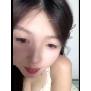 《纯欲大学生妹：自拍福利姬，展示包包与车灯，2V2.1G视频资源下载观看》