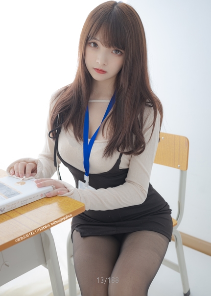 清纯小仙女喵喵梓合集：美腿JK服装诱惑，白丝黑丝致命性感21.1G视频