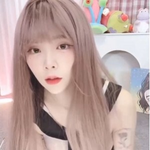 内的形象截然不同，展现出了多面性和魅力。这份福利合集不仅包含了金提莫的个人风采，还有她在女团中的精彩表现，让粉丝们更加全面地了解她。想要获取这份福利合集的粉丝们