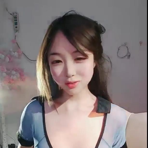 舞蹈秀自拍懒羊羊大王精彩合集2V1.9G，热门舞蹈与道具秀，颜值身材俱佳，推荐下载观看！