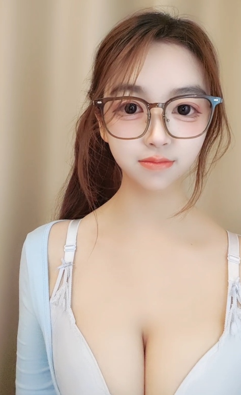 草莓蛋糕超清纯美少女2V合集1.6G蜜桃臀晃晕宅男