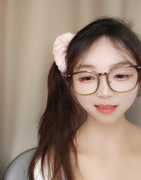 草莓蛋糕超清纯美少女2V合集1.6G蜜桃臀晃晕宅男