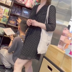 推特外国友人逛街344.5MB肉色窄内