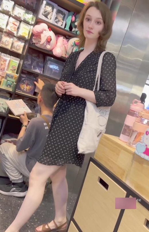 推特外国友人逛街344.5MB肉色窄内